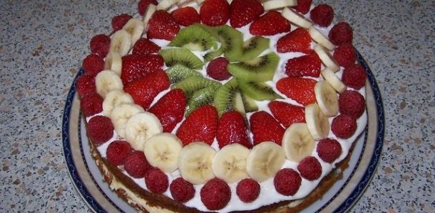 Meyve şöleni pastası