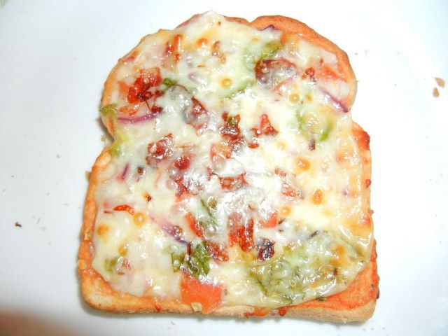 Ekmek pizzası yapımı