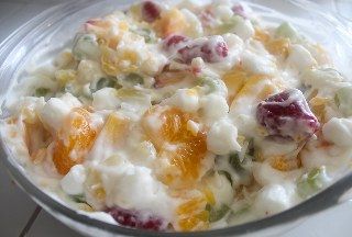 Krem şantili meyve salatası