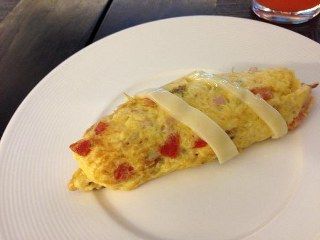 Peynirli sosisli omlet