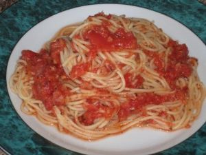 Soslu spagetti makarna