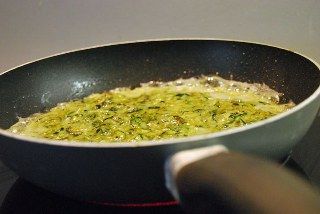 Kabaklı omlet yapımı